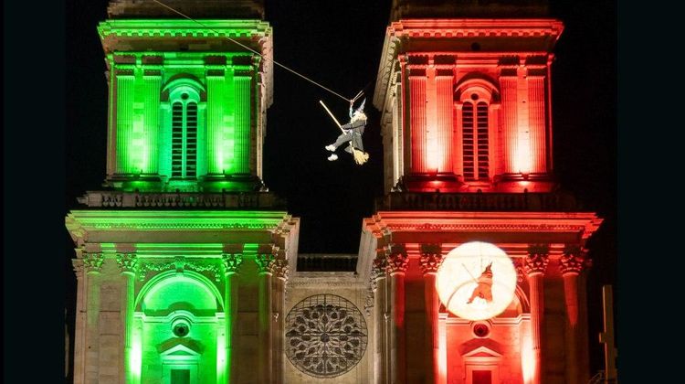 La cathédrale d'Auch et ses tours illuminées en vert et rouge, et la Befana qui descend sur son balai en tyrolienne